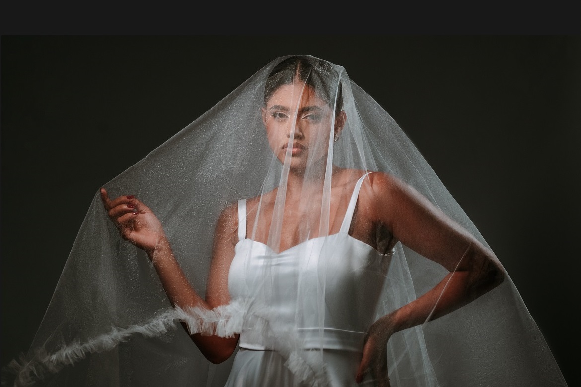 foto de mulher vestida de noiva