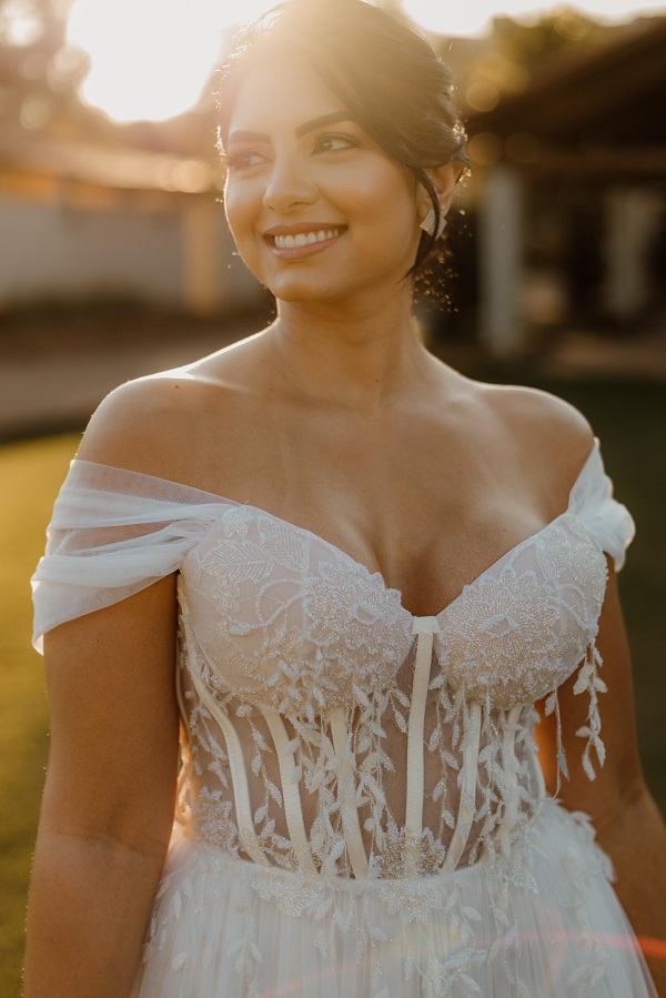 mulher usando vestido de noiva