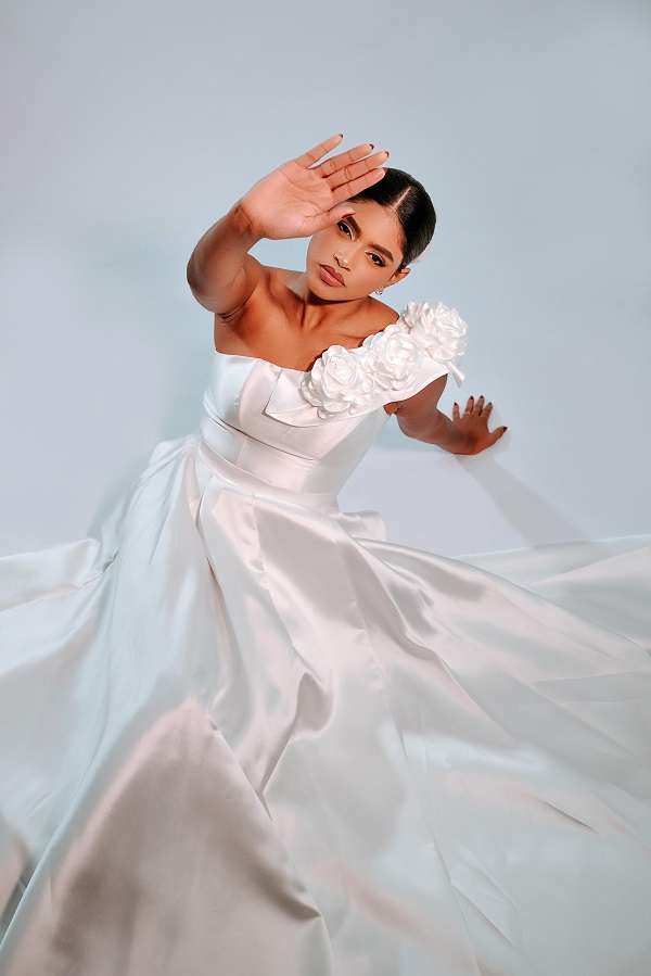 mulher usando lindo vestido de noiva, com uma alça, da coleção Alma