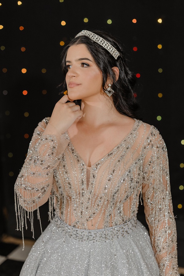 moça usando roupa de festa de debutante, para festa de 15 anos