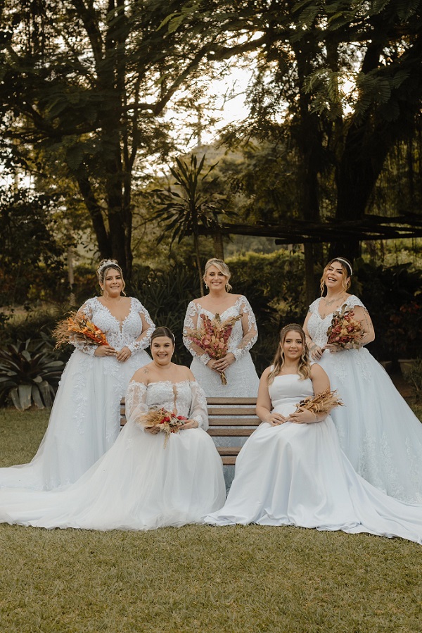 mulheres vestidas com vestido de noiva da coleção Florença, plus size