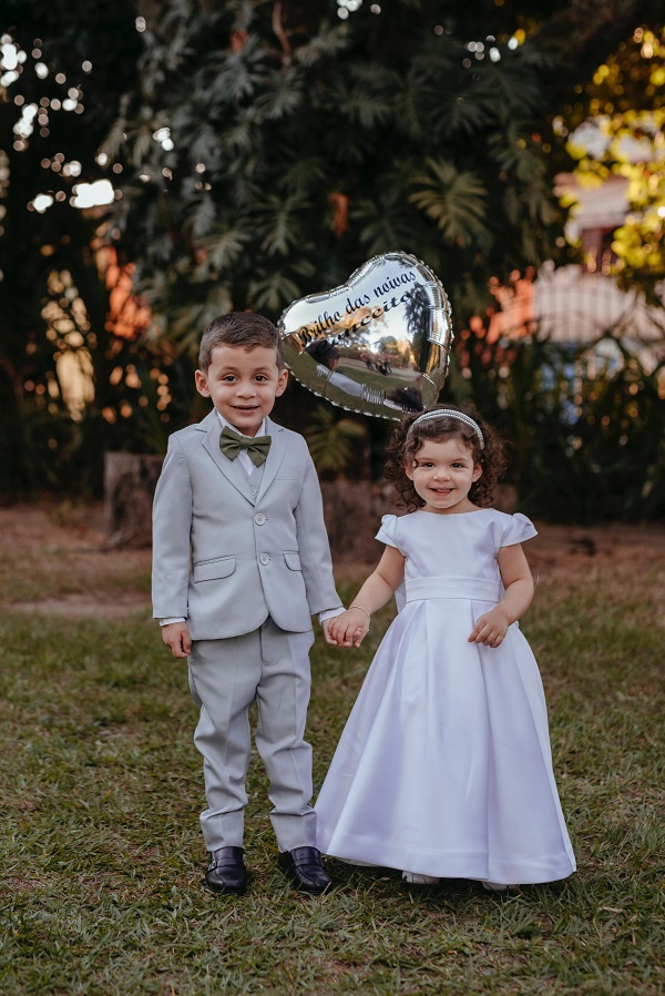 crianças usando roupa de festa de casamento, dama de honra e pajem