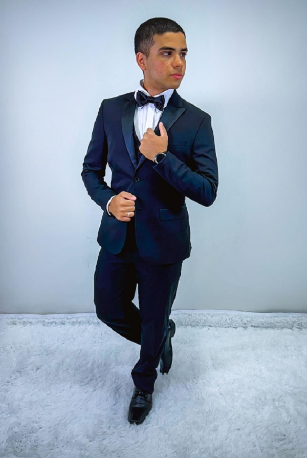 homem vestindo terno azul escuro